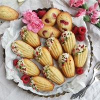 Madeleines mit Himbeeren und Pistazie