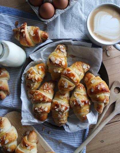 Briochehörnchen mit Mandelcremefüllung