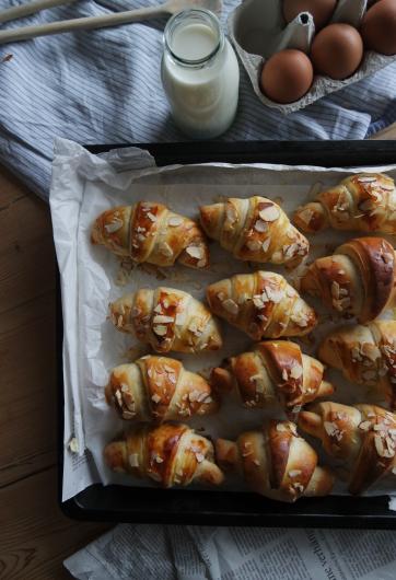 Briochehörnchen mit Mandelcremefüllung